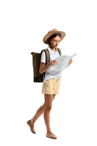 Jonge vrouwelijke toerist met kaart op witte achtergrond - Foto, afbeelding