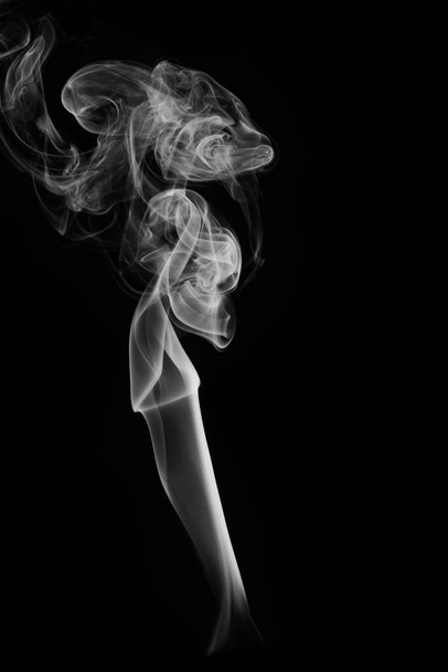 vela de cera con mecha ardiente y humo, aislada sobre un fondo negro - Foto, Imagen