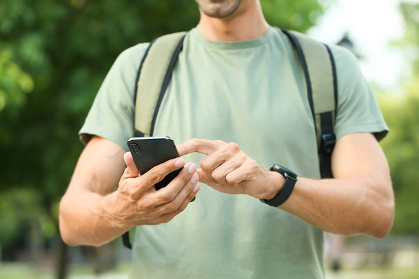 Joven turista masculino con teléfono en el parque - Foto, imagen