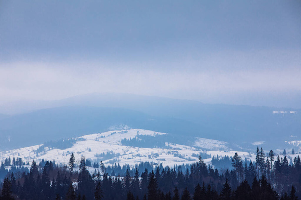 vista del paisaje de las montañas nevadas de invierno. pequeño pueblo - Foto, imagen