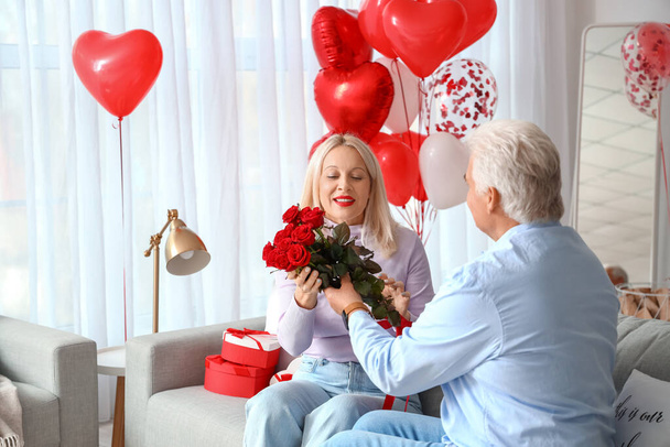 Happy mature couple celebrating Valentine's Day at home - Foto, Imagem