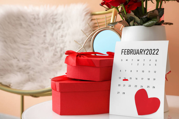 Regalos para San Valentín, flores y calendario en la mesa - Foto, Imagen