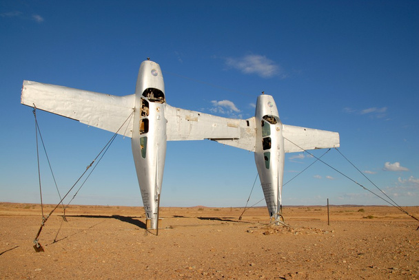 Due aerei scavati nel terreno e coperto il sole caldo in Australia
 - Foto, immagini