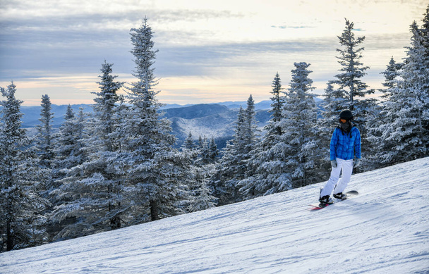Snowboarder enjoys the Stowe Mountain Resort. - Foto, afbeelding