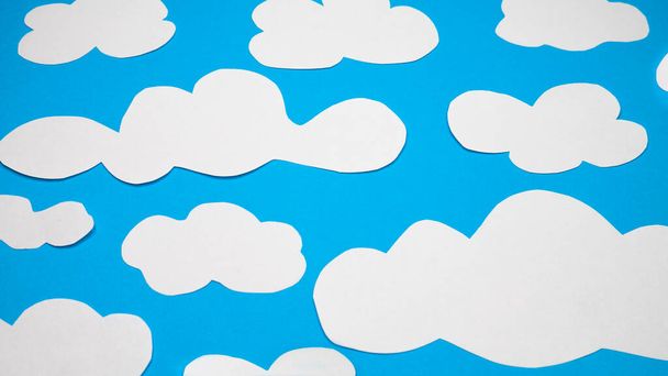 Nubes de papel sobre fondo azul. Concepto de computación en nube. - Foto, Imagen