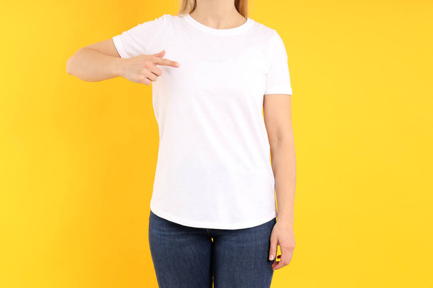Nő üres fehér póló sárga háttér - Fotó, kép