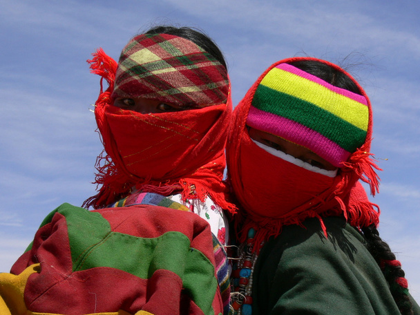 Um par de jovens tibetanas em roupas brilhantes e coloridas
 - Foto, Imagem