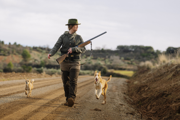 Hunter woman with shotgun hunting in the field. - Foto, immagini