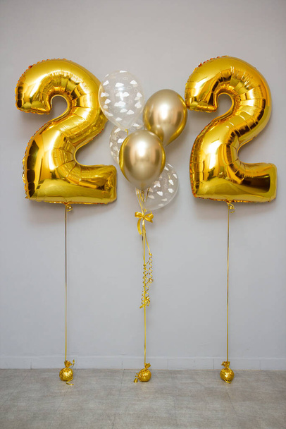 воздушные шары с золотым числом, воздушные шары на день рождения, воздушные шары - Фото, изображение