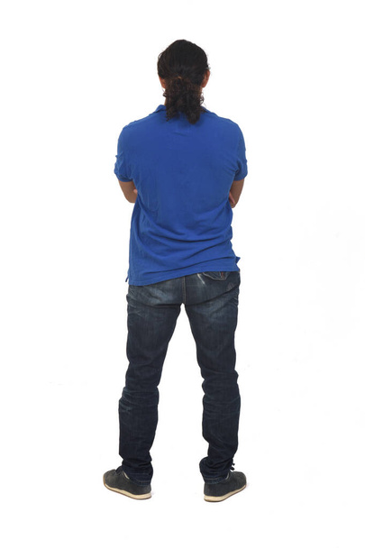 visão traseira de um homem braços cruzados no fundo branco - Foto, Imagem