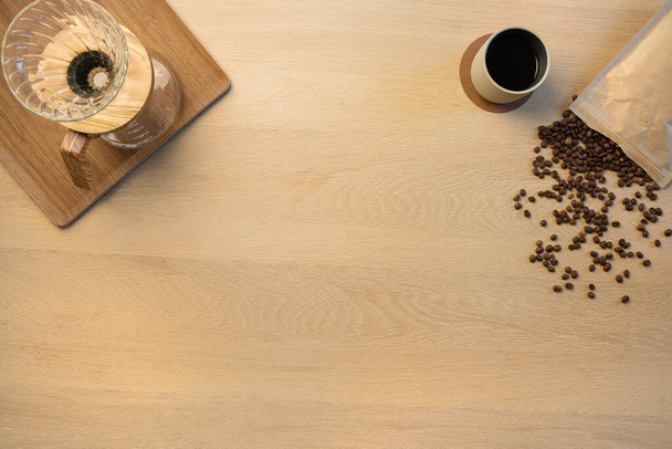 Yleisnäkymä kahvipapuja kuppi ja suodatus astiat pöydällä - Valokuva, kuva