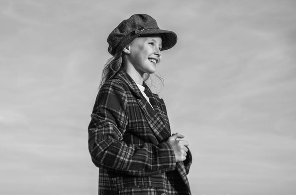 french casual fashion. happy teen girl in checkered jacket. spring kid fashion style. child with curly hair wearing trendy hat. concept of beauty. childhood happiness. parisian retro look - Foto, imagen