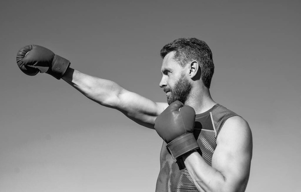 athletic muscular man boxer boxing in gloves, punching - Foto, Imagen