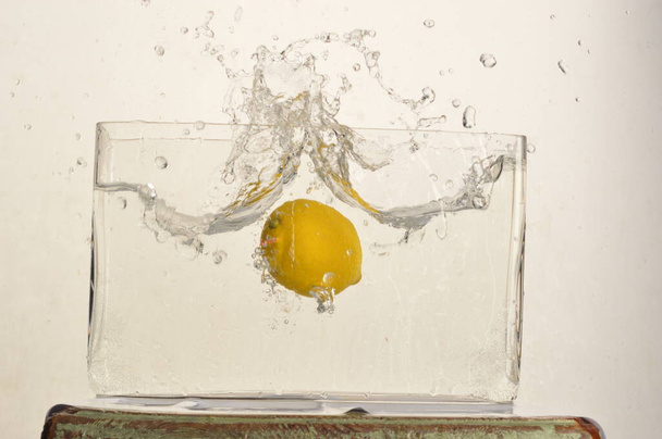 Lemons fall into the water - Fotó, kép