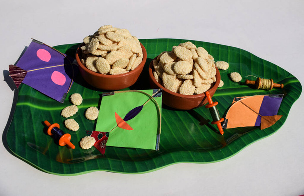 Indian sweet item called Rewri or revdi served and eaten during Makarsankranti festival. Rewri is made of Sesame seeds and sugar or Jaggery - Foto, imagen