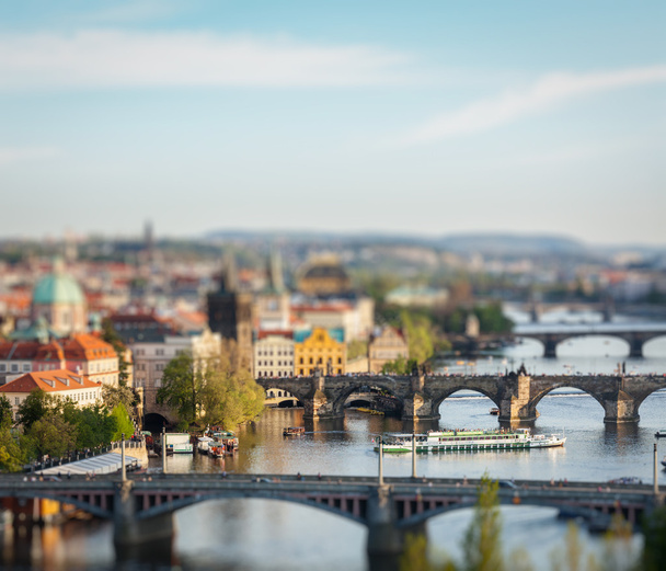 Vista panorámica de los puentes de Praga sobre el río Moldava
 - Foto, Imagen