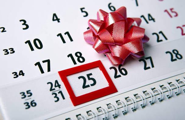 wall calendar with day 25 december and  festive bow  - Zdjęcie, obraz