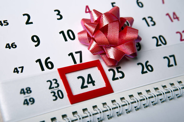 wall calendar with day 24 december and  festive bow  - Fotografie, Obrázek