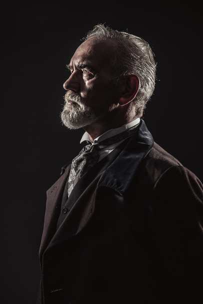 Hombre senior característico vintage con pelo gris y barba. Perno
 - Foto, Imagen