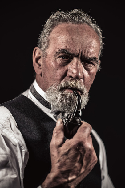 potrubí kouření vinobraní charakteristické starší muž s šedivými vlasy - Fotografie, Obrázek