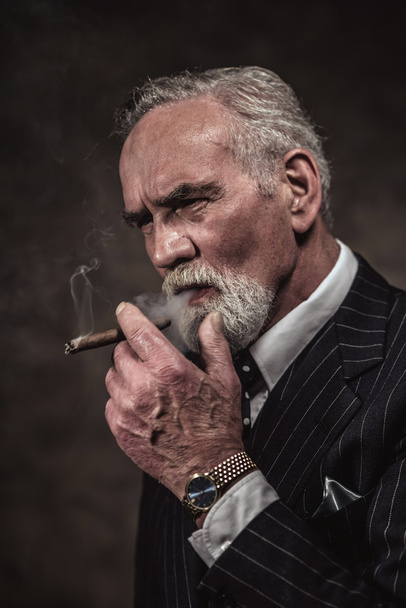 Сигарное курение характерно старший бизнесмен с седыми волосами
  - Фото, изображение