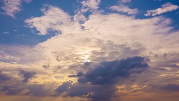 Aika Lapse taivas ja pilvet virtaa Hämmästyttävä värikäs pilvet meren yllä Timelapse video Luonto ympäristön käsite - Materiaali, video