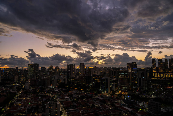 Aydınlatılmış gökdelenleri olan gece silueti. Sao Paulo, Brezilya.  - Fotoğraf, Görsel