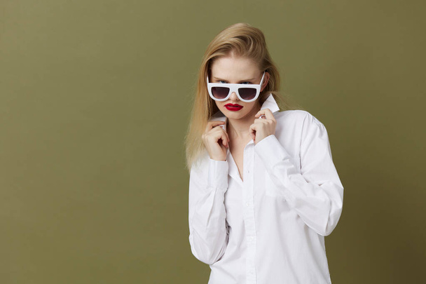 pretty woman fashion white shirt sunglasses studio model unaltered - Foto, imagen