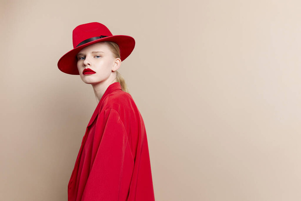 портрет женщины красный пиджак и шляпа красные губы моды изолированный фон - Фото, изображение