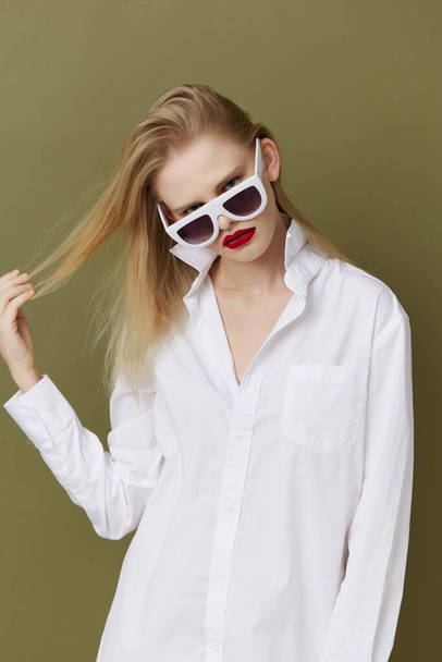 красивая женщина в белых солнцезащитных очках - Фото, изображение