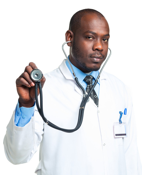 arts met een stethoscoop in de handen op wit - Foto, afbeelding