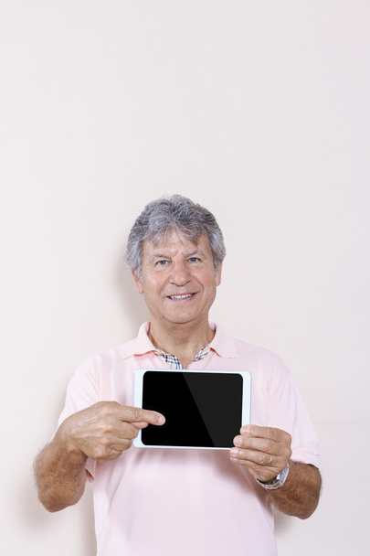 Tableta digital usando por el hombre mayor
 - Foto, Imagen