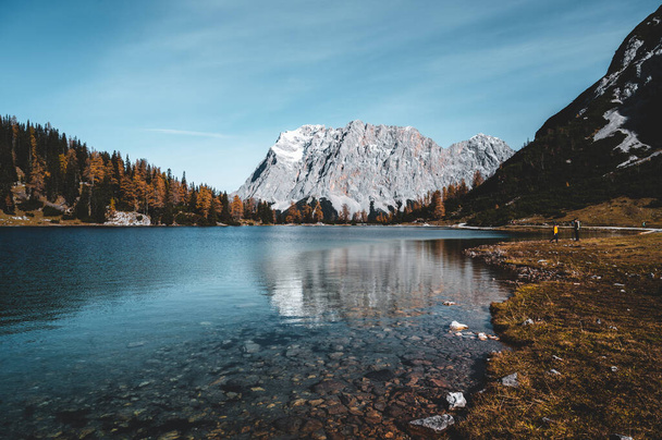 山の中の湖の美しい景色 - 写真・画像