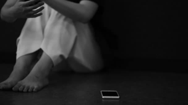 Una mujer que pone su smartphone en el suelo y está deprimida  - Metraje, vídeo