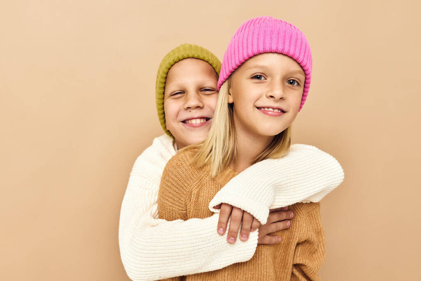 słodkie stylowe dzieci stoją obok siebie Studio emocje - Zdjęcie, obraz