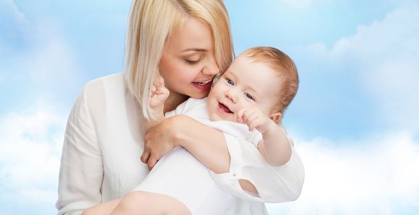 boldog anya, mosolygós baba - Fotó, kép