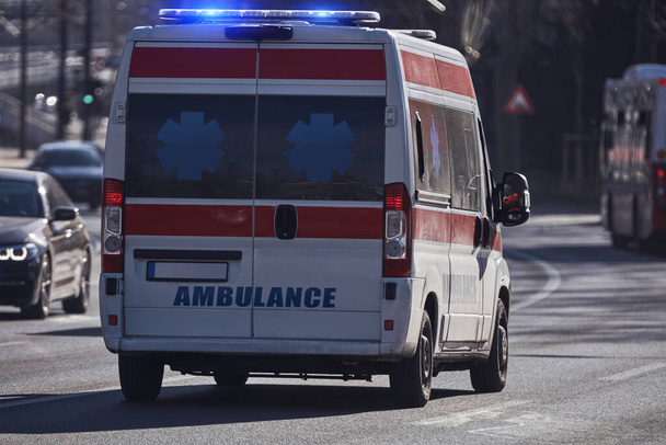 ambulancier paramédical 911 voiture fonctionnant rapidement à travers la grande ville. - Photo, image