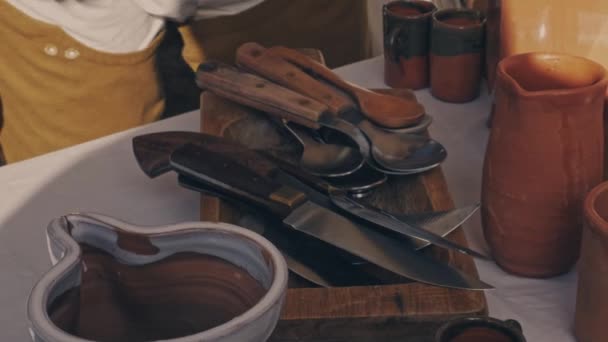 Tisch mit Kochutensilien, Löffeln und Messern - Filmmaterial, Video