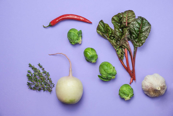 Seamless pattern of a set of vegetables on a trendy purple background. Flat lay. - Foto, imagen