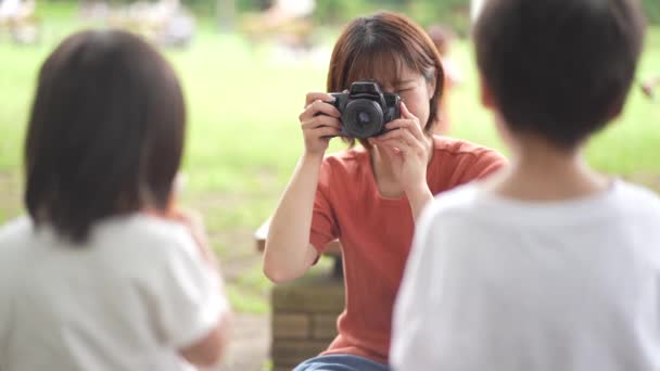 Mutter fotografiert Kinder  - Filmmaterial, Video