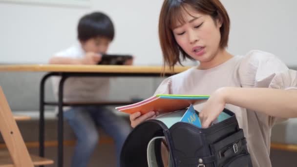Mother who found a handout for parents in a school bag  - Filmmaterial, Video