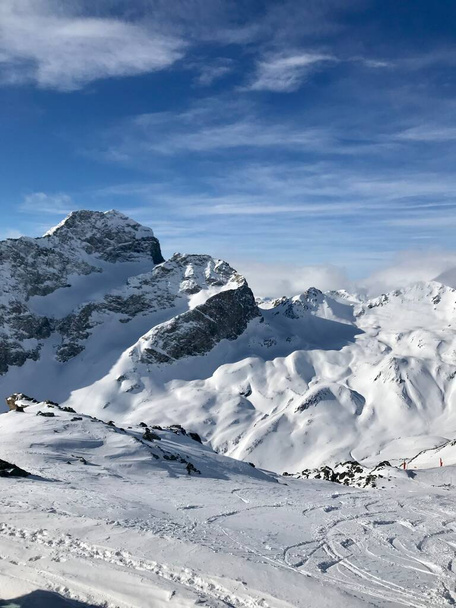 Landscape scenery of  a sunny winter day on a Swiss Apls resort in St.Moritz - Foto, afbeelding