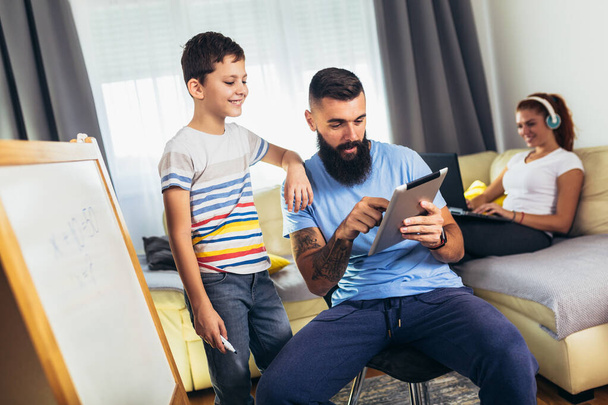 pai ajudando seu filho a fazer lição de casa - Foto, Imagem