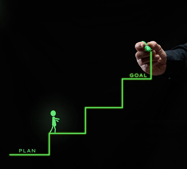 Bir adamın elinden çıkan yeşil adımlar ve plandan çıkıp siyah arka plandaki hedefe giden bir adam. Kariyer büyümesi, kişisel büyüme, iş kurma - Fotoğraf, Görsel