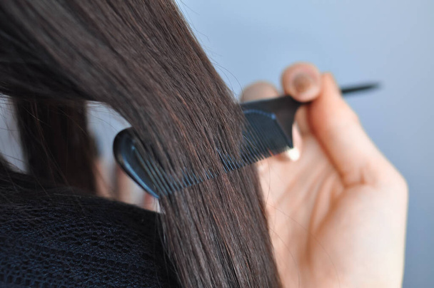 Τρίψιμο των μαλλιών με βούρτσα macro view αντίγραφο χώρο. Υψηλής ποιότητας φωτογραφία - Φωτογραφία, εικόνα