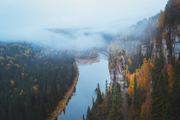 ロシアのペルム地方のウスヴァ川と石柱の上の朝の秋の霧。高品質の写真 - 写真・画像