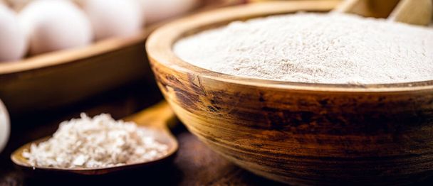 eggshell flour in rustic wooden bowl, alternative home made flour - Foto, immagini