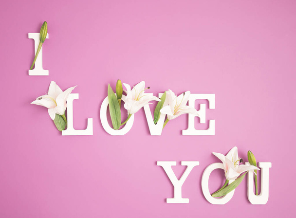 Colorful love background. Floral Greeting card. Happy Women's Day. Spring flower flat lay holiday background with words I Love You. Nature Trendy Design. Happy Valentine's Day. - Foto, Imagem