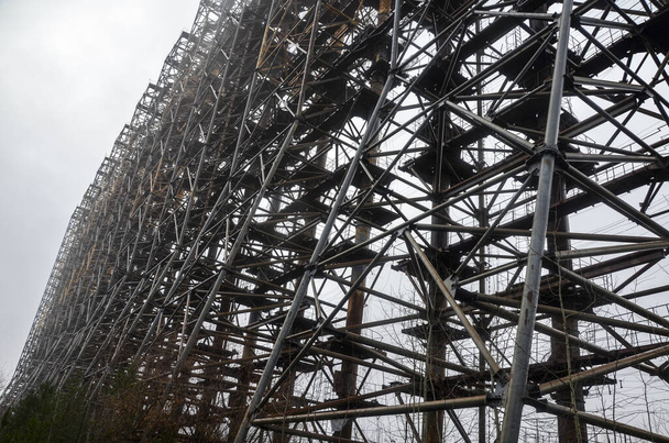 Бывшая военная радарная система стальная конструкция, известная как Дуга или Дуга, и так называемый русский дятел в Чернобыльской зоне отчуждения, Украина  - Фото, изображение