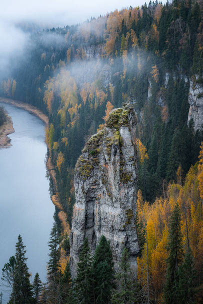 Primer plano del Pilar de Piedra del río Usva en la niebla de otoño, Región de Perm, Rusia. Foto de alta calidad - Foto, imagen